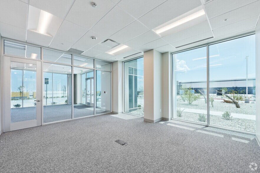 More Photos Of 8130 Caliente Rd, Hesperia Distribution For Lease