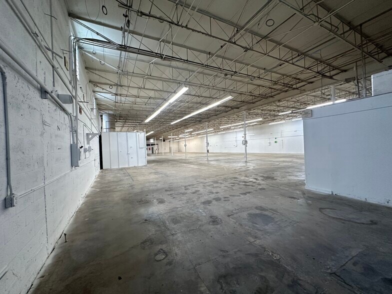 More Photos Of 1675 W 31st Pl, Hialeah Manufacturing For Lease