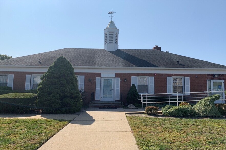 More Photos Of 500 Main St, Center Moriches Bank For Lease