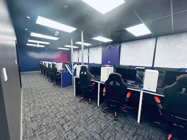 More Photos Of 114 Dundas St E, Whitby Storefront Retail Office For Lease