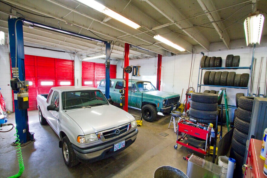 More Photos Of 5047 Main St, Springfield Auto Repair For Sale