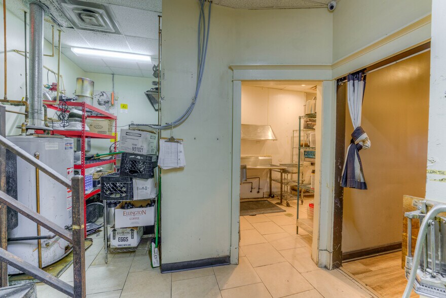 More Photos Of 940-942 S Cooper St, Memphis Storefront For Lease