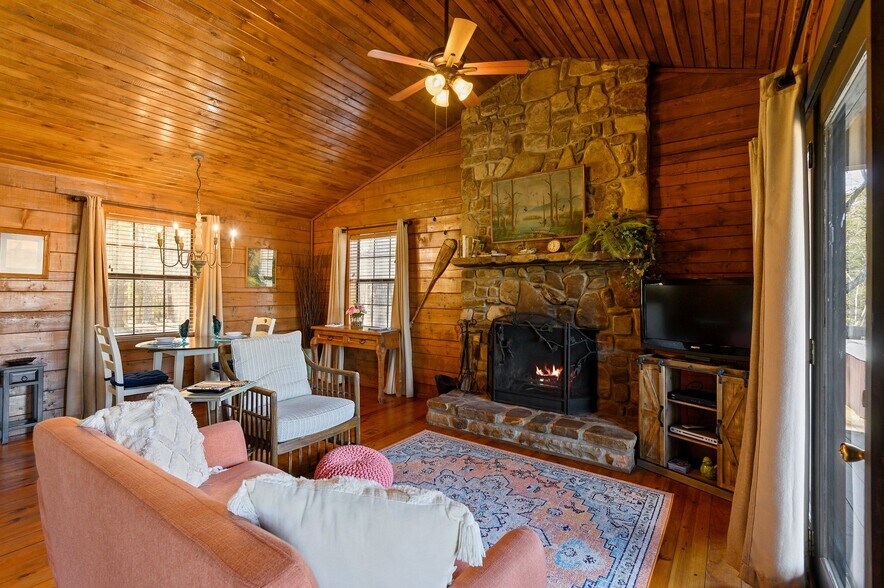 More Photos Of 68438 Eagle Creek Dr, Smithville Hotel For Sale