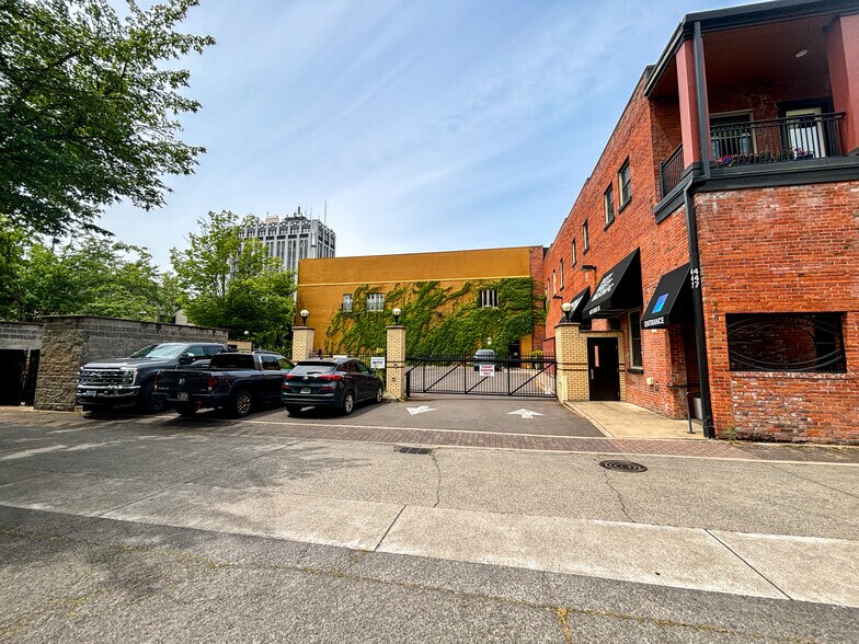 More Photos Of 447 State St, Salem Apartments For Lease