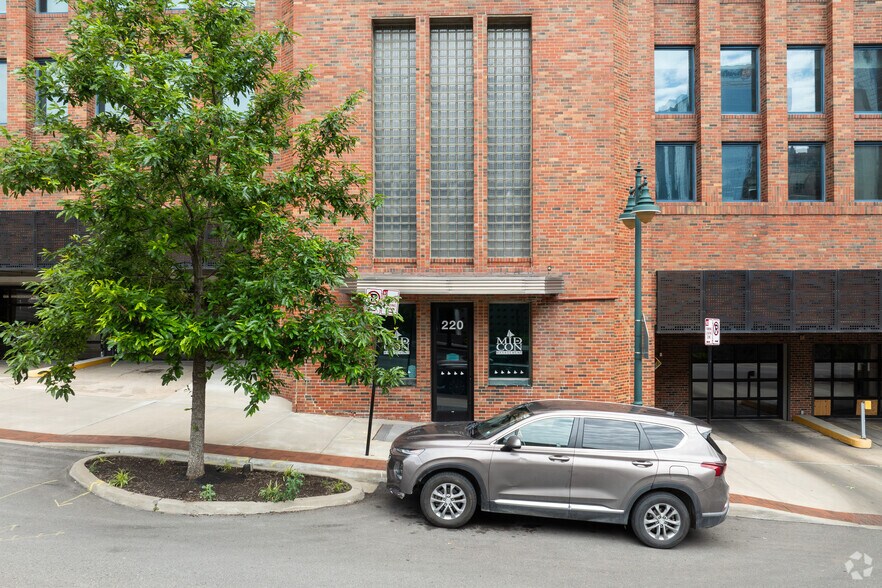 More Photos Of 210 W 10th St, Kansas City Office For Lease