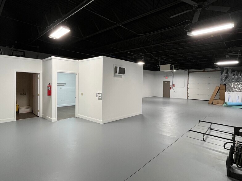 More Photos Of 187-189 W Johnstown Rd, Gahanna Warehouse For Lease