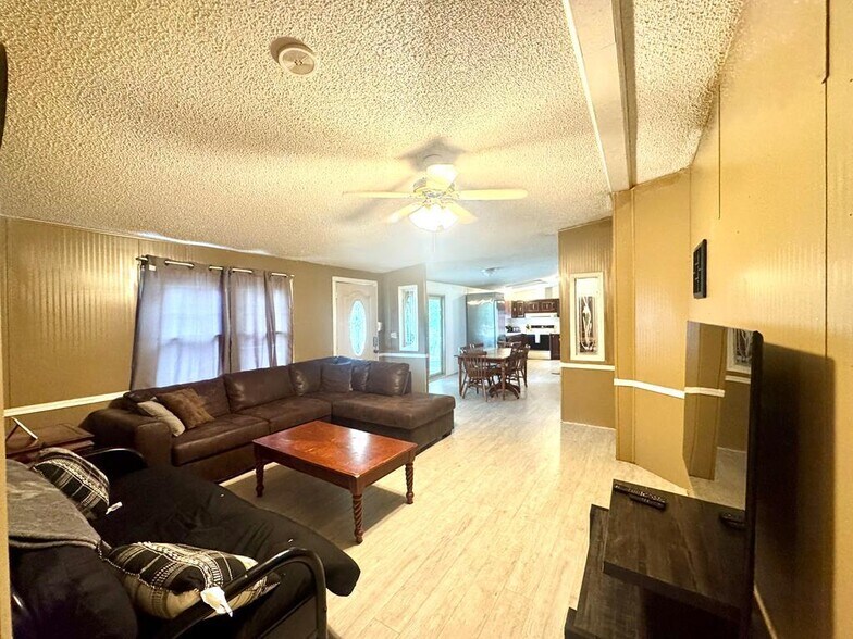 More Photos Of 158 Caloric Rd., Mullens Flex For Sale