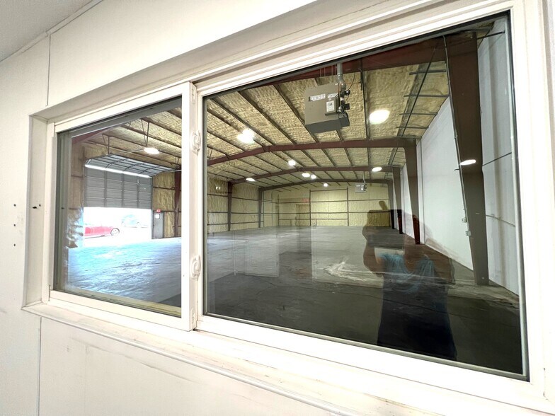 More Photos Of 1113 S 3rd St, Rogers Distribution For Lease