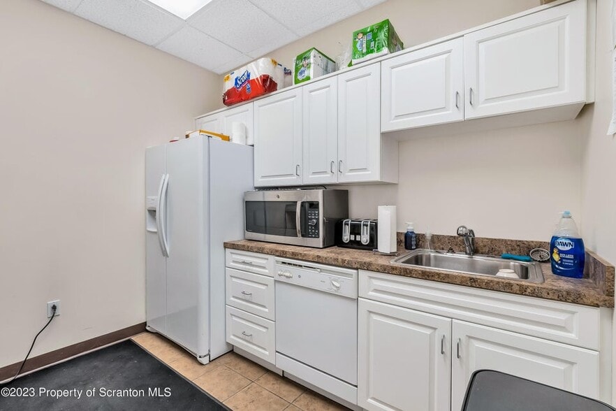More Photos Of 7 Oakwood Dr, Scranton Storefront Retail Office For Sale