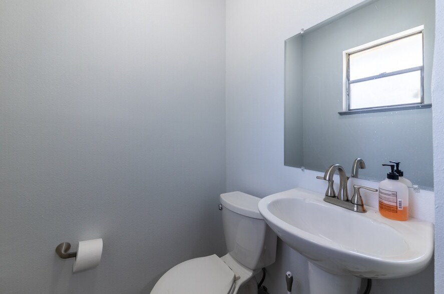 More Photos Of 5206 Wind River Rd, Austin Office For Sale