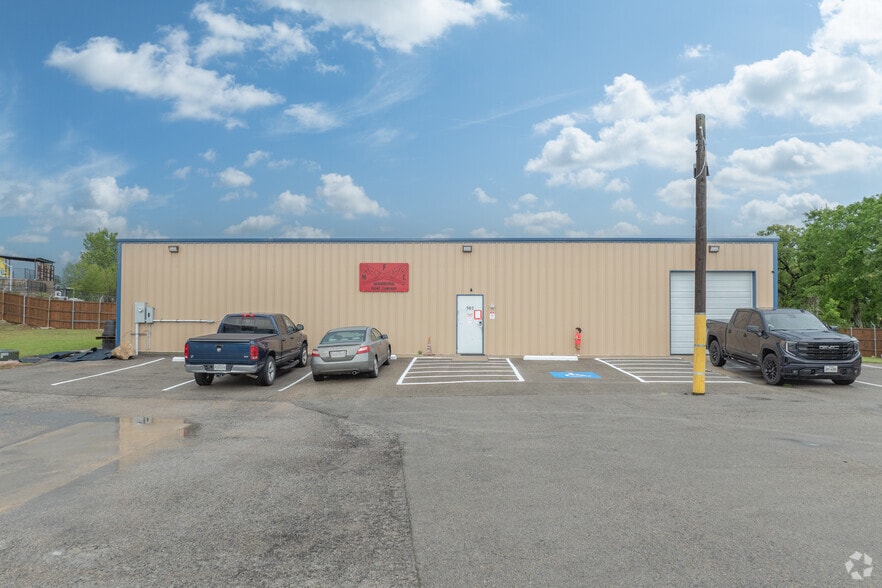 More Photos Of 2602 Fort Worth Hwy, Weatherford Warehouse For Lease