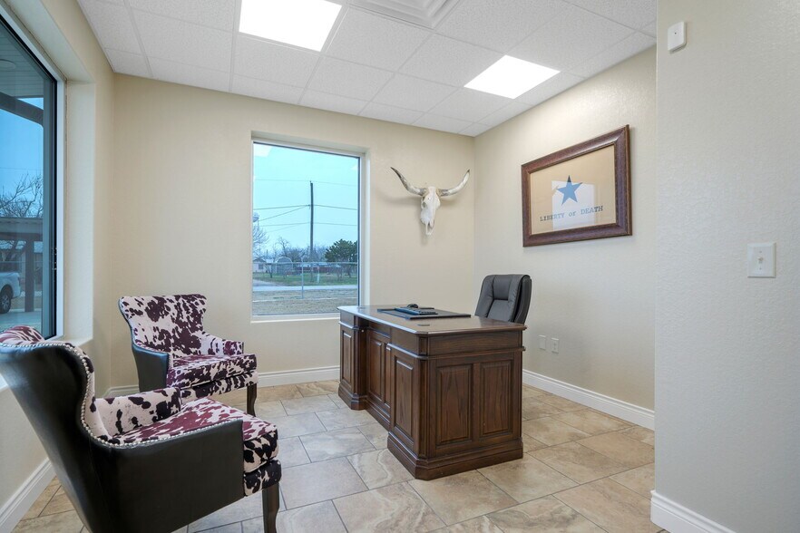 More Photos Of 200 N Yule Ave, Charlotte Office For Sale