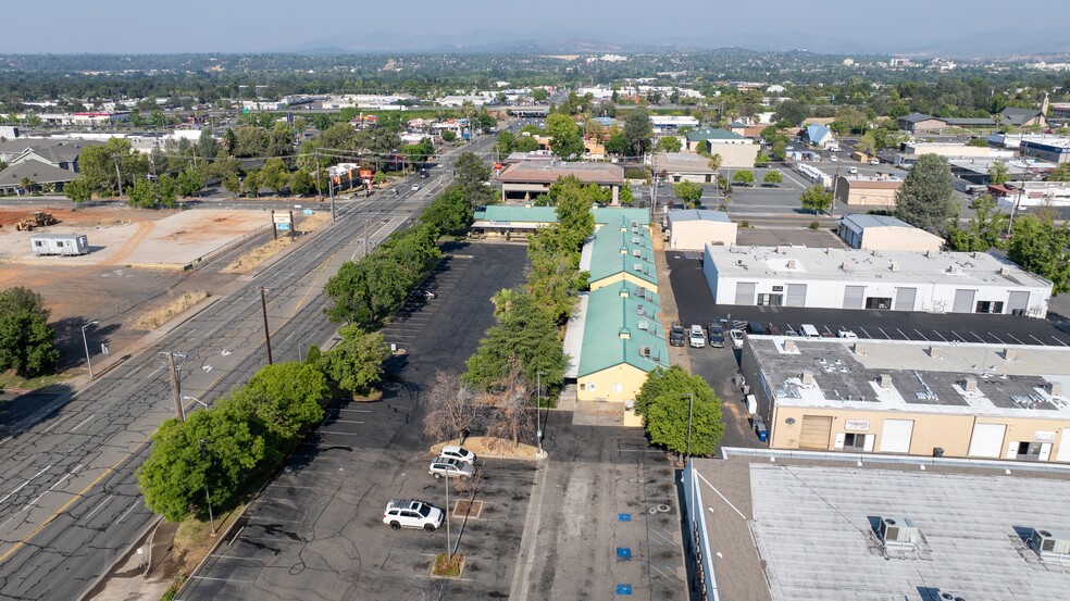 More Photos Of 926 E Cypress Ave, Redding Storefront Retail Office For Lease
