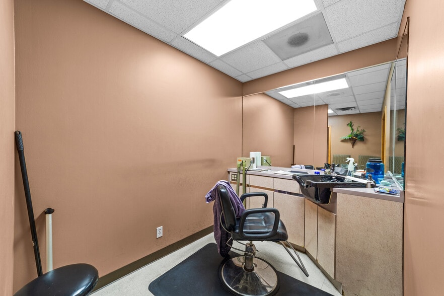 More Photos Of 6071 Old Middle Ridge Rd, Lorain Office For Sale