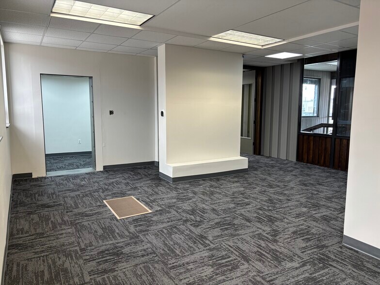 More Photos Of 115 N Geneva Rd, Vineyard Office For Lease