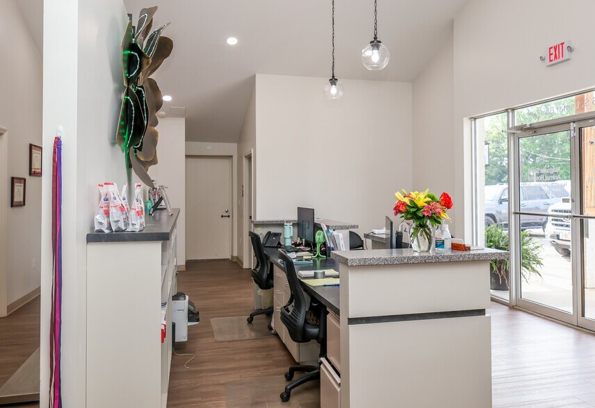 More Photos Of 2889 S Lamar Blvd, Oxford Flex For Sale