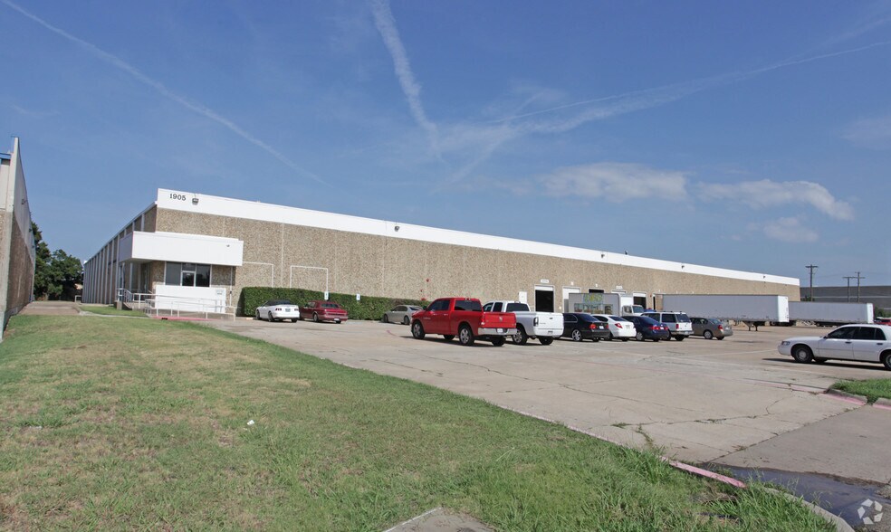 More Photos Of 1905 110th St, Grand Prairie Distribution For Lease