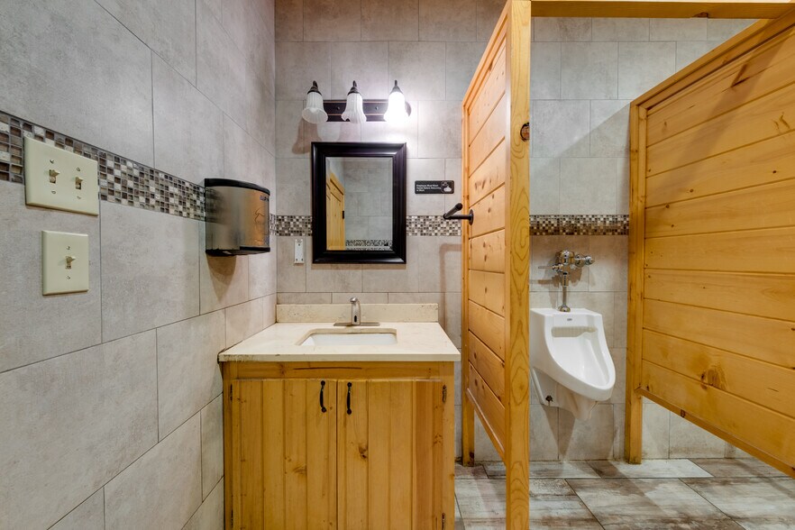 More Photos Of 17589 TX-19 Hwy, Montalba General Retail For Sale