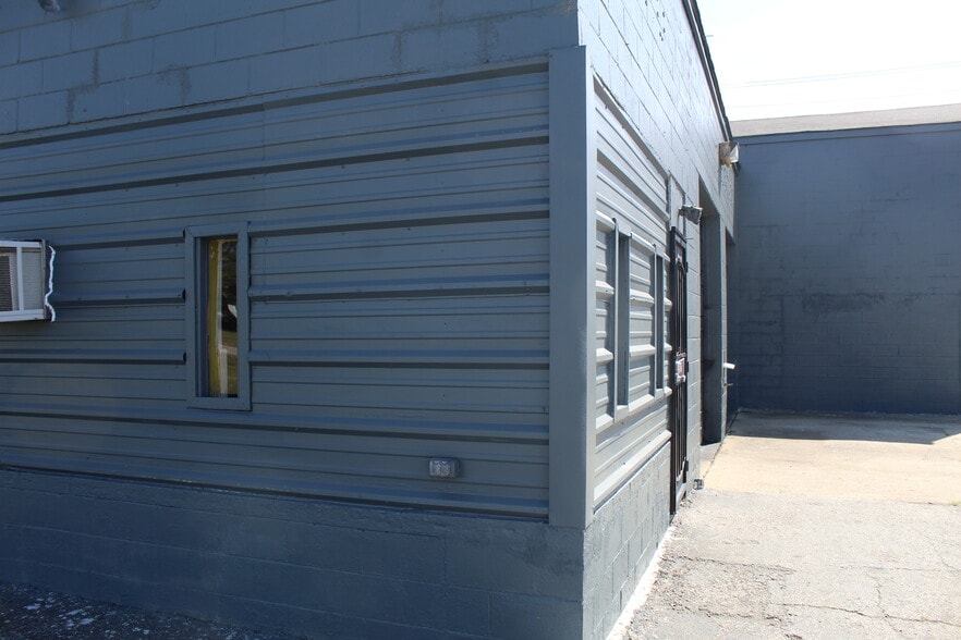 More Photos Of 310 Mccambridge Ave, Madison Auto Repair For Sale