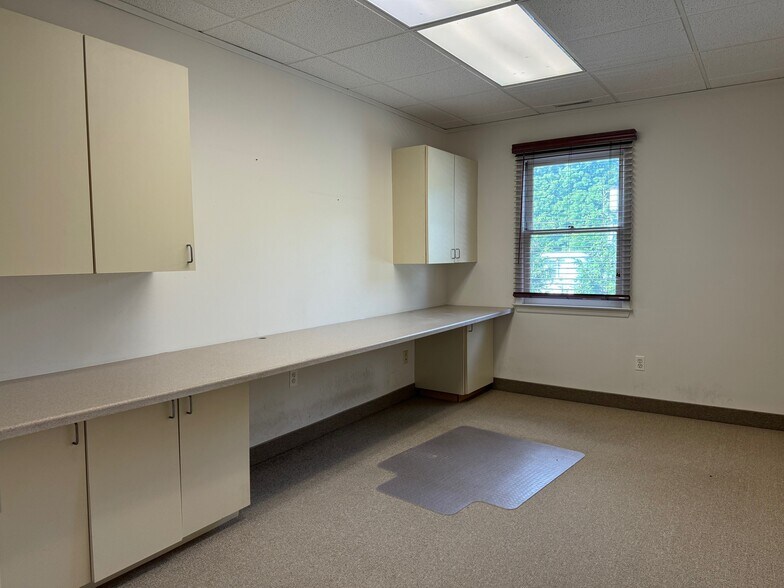 More Photos Of 31 Fairmount Ave, Chester Office For Lease