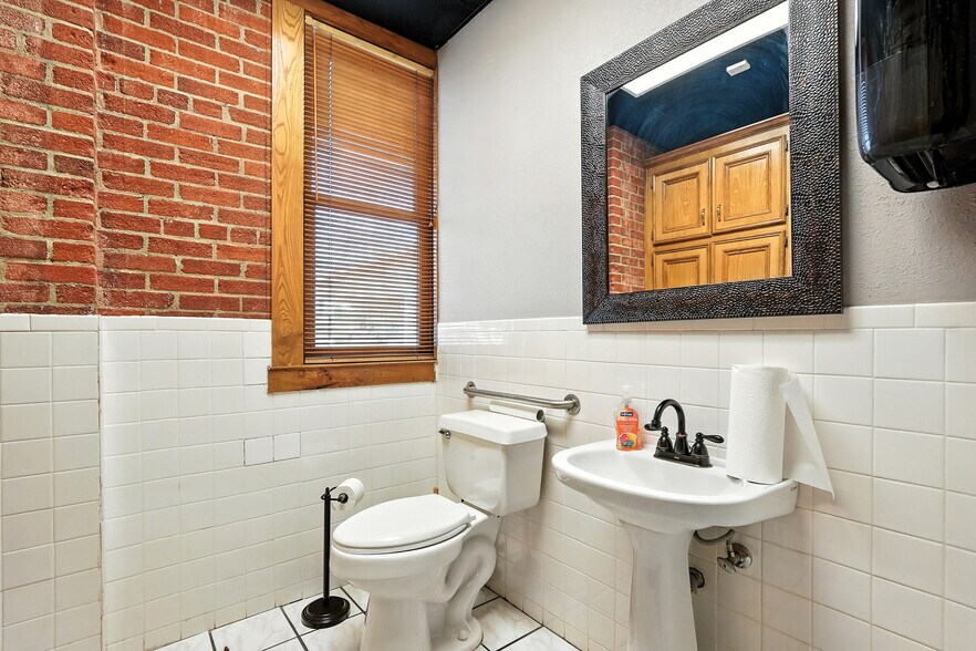 More Photos Of 441 Butternut St, Abilene Office For Sale