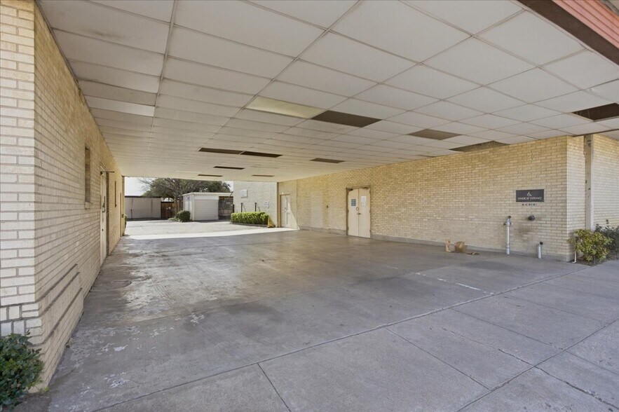 More Photos Of 111 W Northside Dr, Fort Worth Funeral Home For Lease