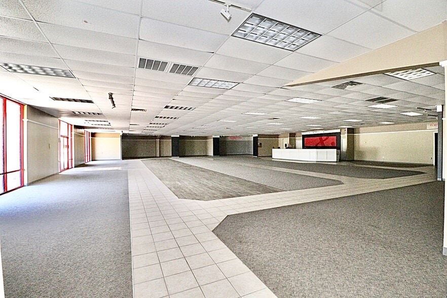 More Photos Of 1450 W Marion Ave, Lake Park Freestanding For Lease