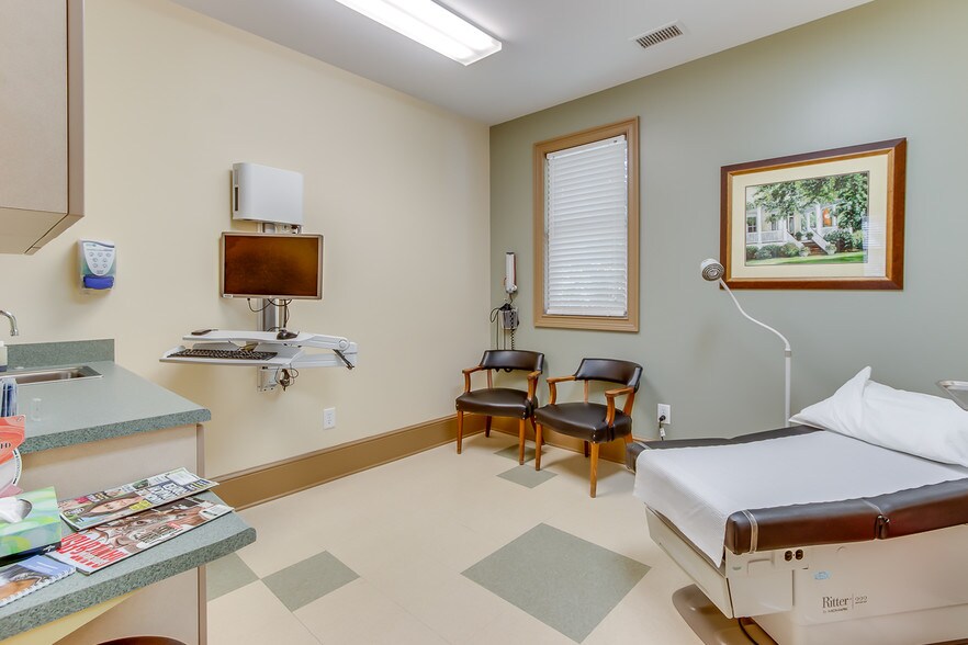 More Photos Of 135 Professional Park Dr, Seneca Healthcare For Lease