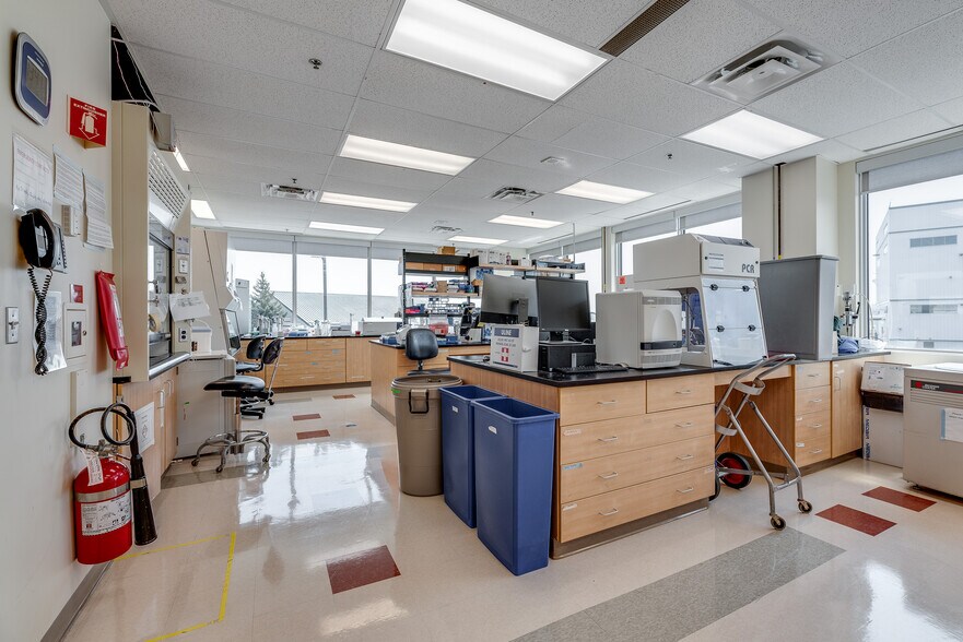 More Photos Of 310 Hunt Club Rd, Ottawa Office For Lease