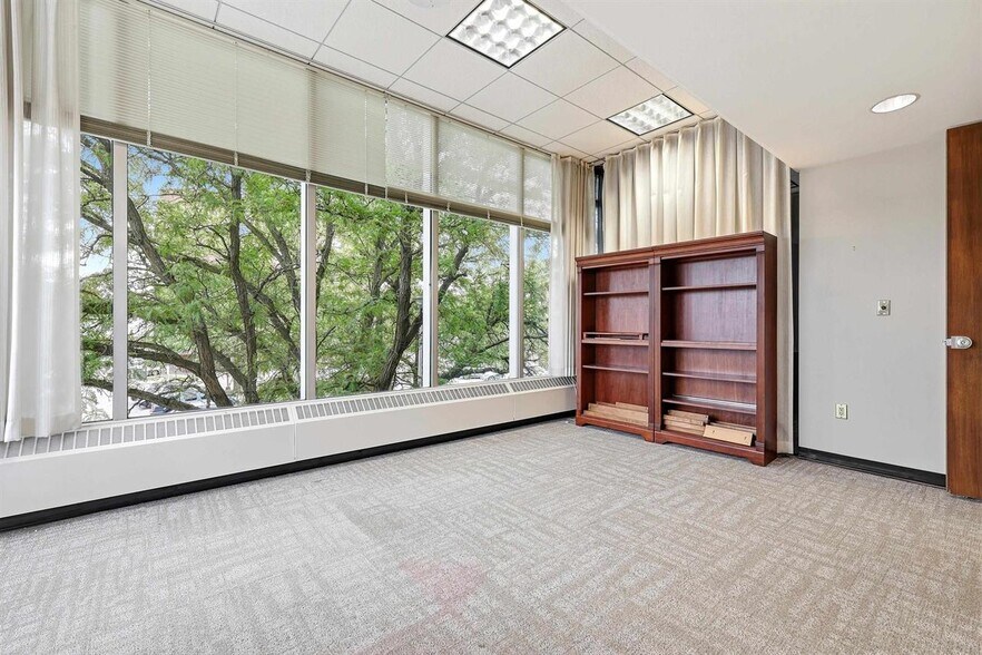 More Photos Of 270 W 7th St, Dubuque Bank For Lease