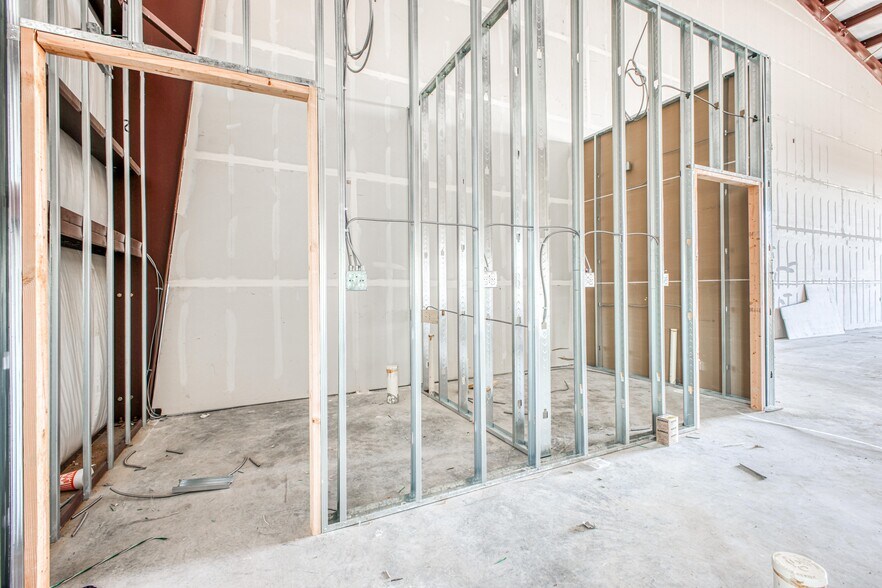 More Photos Of 10100 Railroad Dr., El Paso Warehouse For Lease