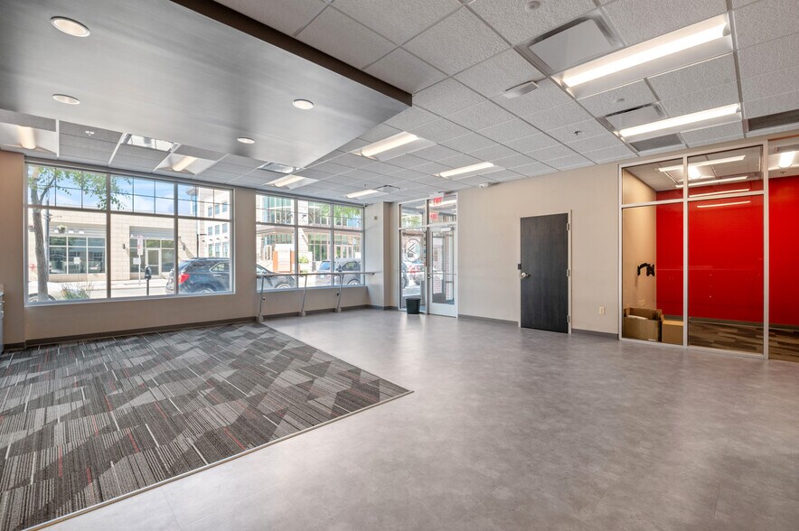 More Photos Of 100-140 N Washington St, Green Bay General Retail For Lease