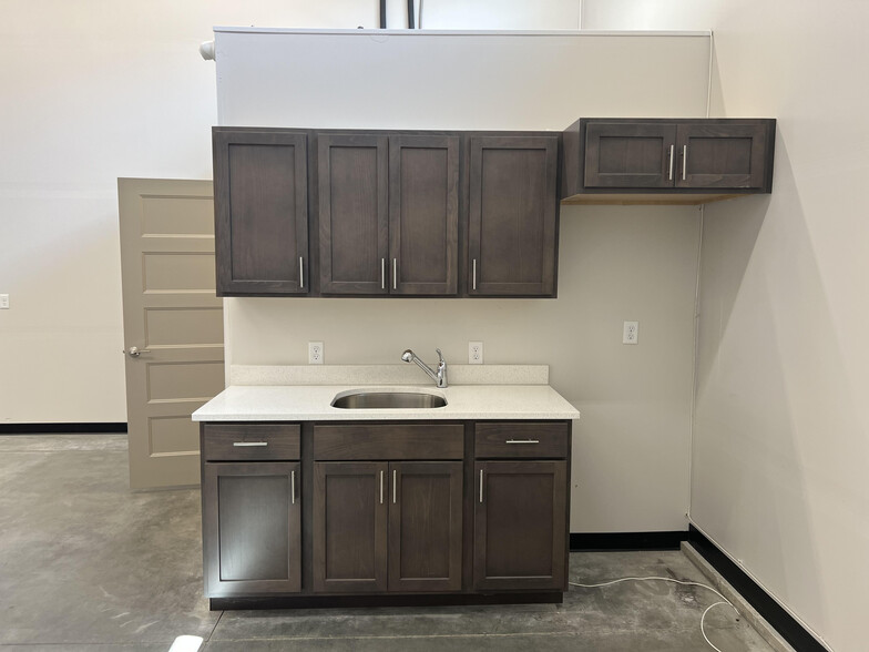 More Photos Of 388 Larkspur St, Ponderay Specialty For Lease