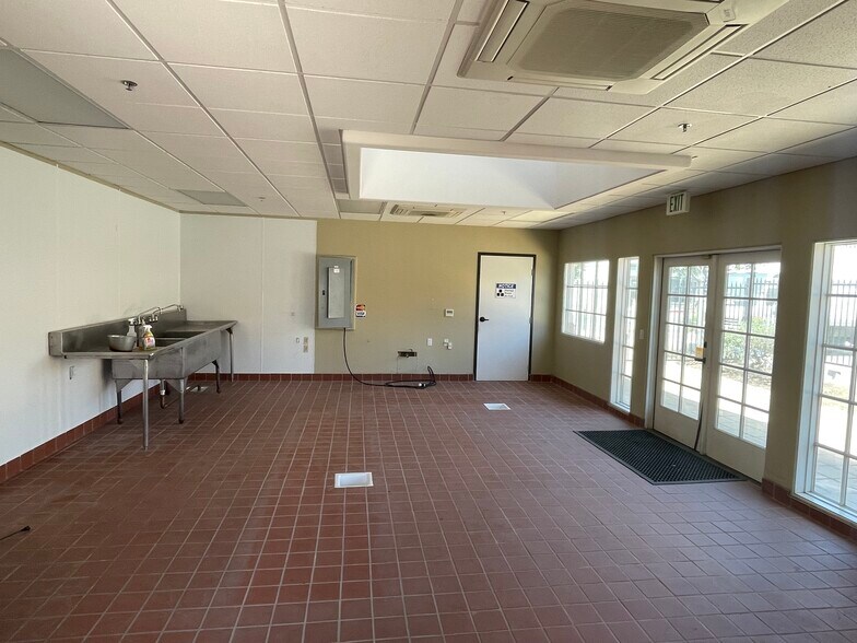 More Photos Of 125 S 10th St, Santa Paula Restaurant For Lease