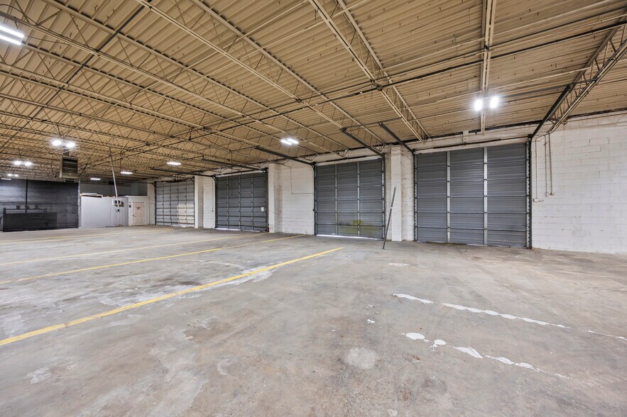More Photos Of 6116 Old Mendenhall Rd, High Point Warehouse For Lease