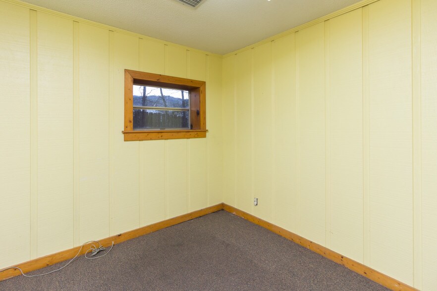 More Photos Of 1422 Mineral Springs Rd, Dalton Office For Sale