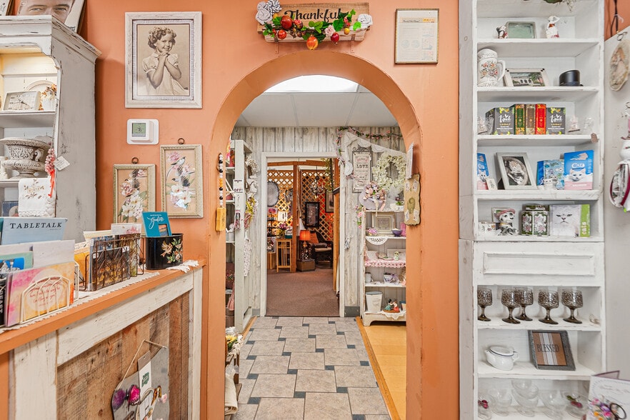 More Photos Of 155 Avenue B SW, Winter Haven Storefront For Sale