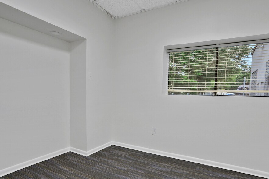 More Photos Of 3787 Old Middleburg Rd, Jacksonville Office For Sale
