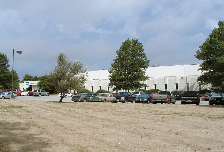 More Photos Of 10707-10715 NW Airworld Dr, Kansas City Warehouse For Lease