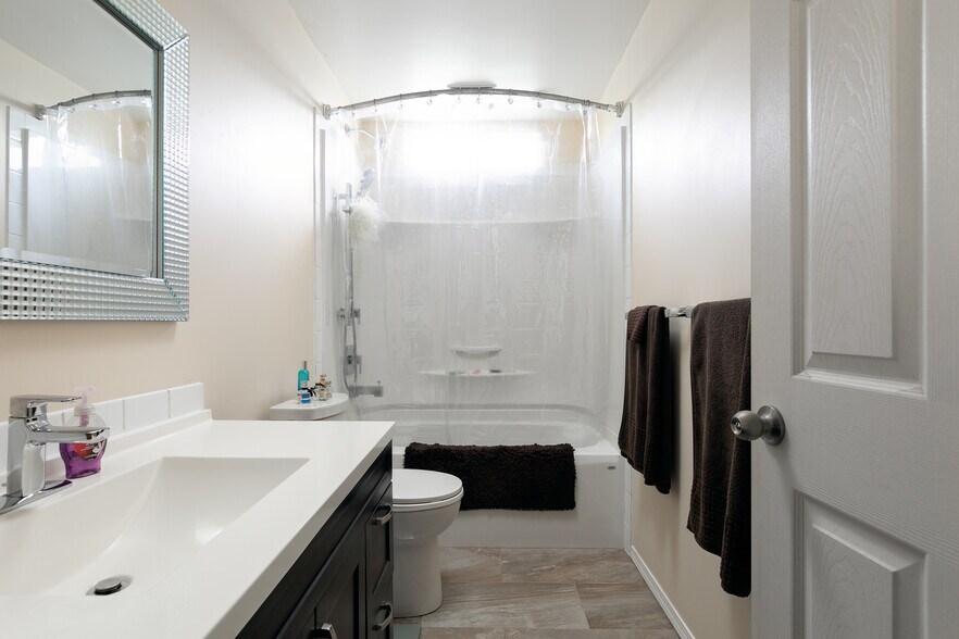 More Photos Of 1605 Garner Rd, Kelowna Specialty For Lease