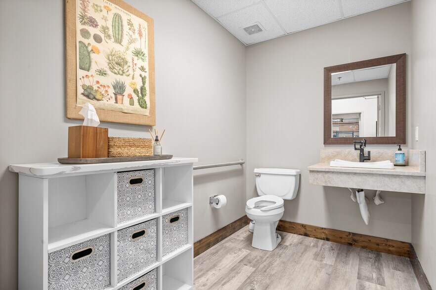 More Photos Of 18931 E Valley View Pky, Independence Storefront Retail Office For Lease