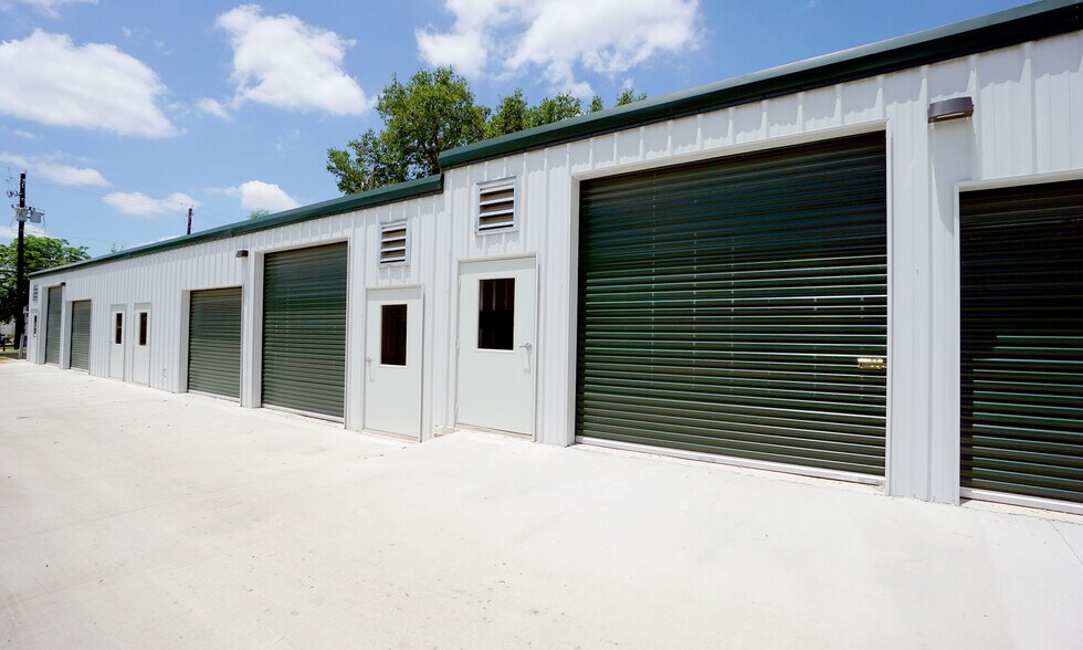 More Photos Of 1706 Dungan Ln, Austin Warehouse For Lease