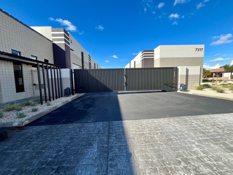 More Photos Of 7317 E Helm Dr, Scottsdale Self Storage For Sale