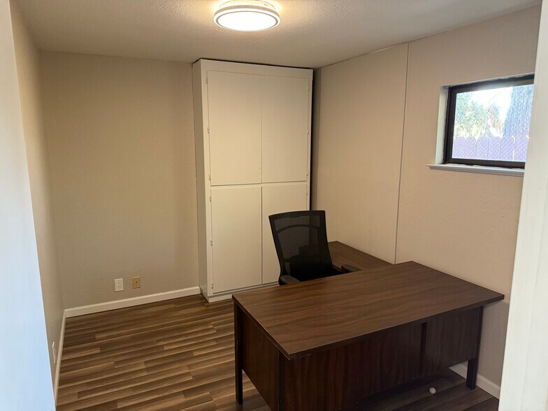 More Photos Of 425 E Center St, Manteca Office Residential For Lease
