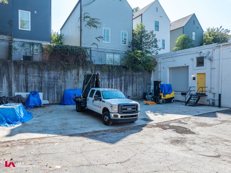 More Photos Of 729-743 Lambert Dr NE, Atlanta Light Distribution For Sale