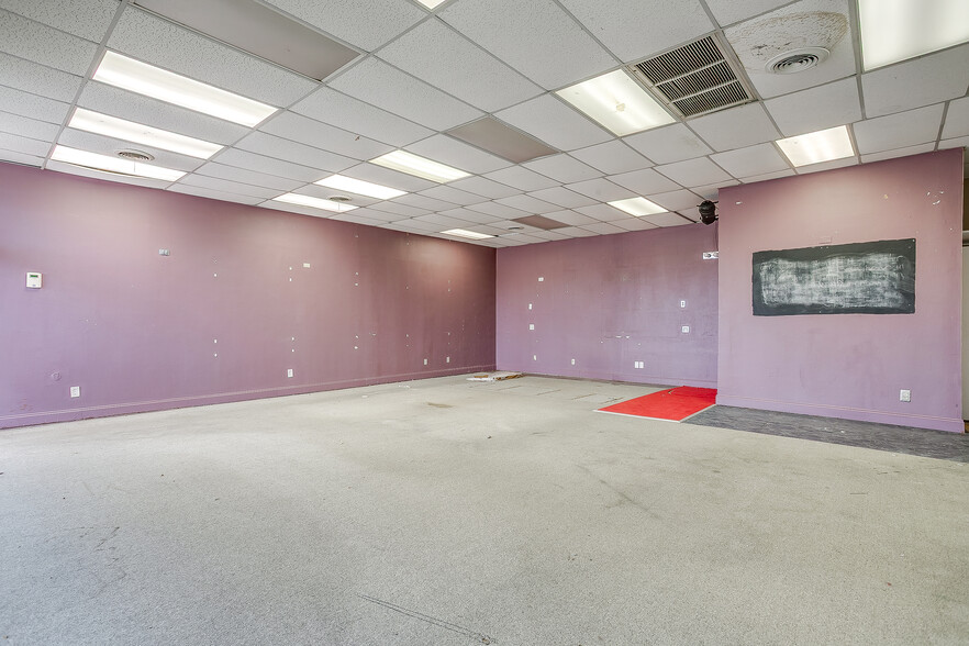 More Photos Of 1327 Brown Trl, Bedford Freestanding For Sale