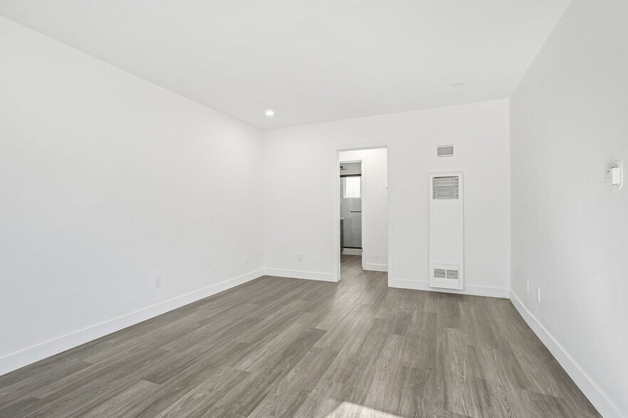 More Photos Of 925 W 84th St, Los Angeles Apartments For Sale