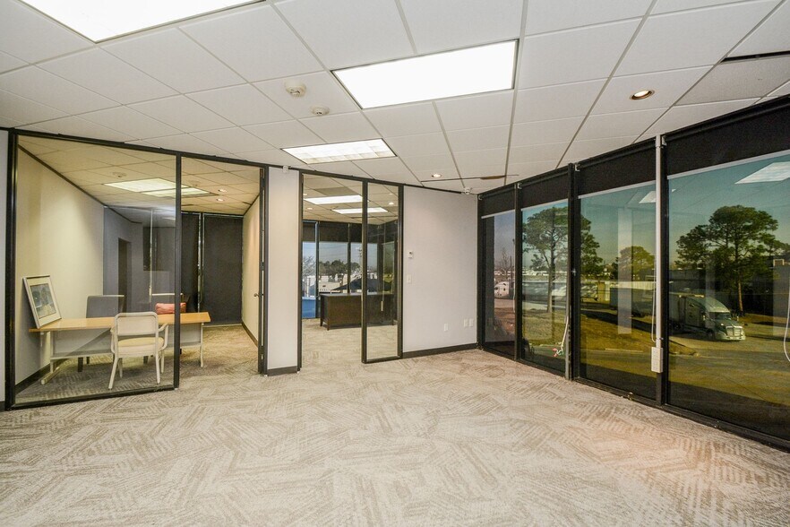 More Photos Of 6100 Corporate Dr, Houston Office For Sale