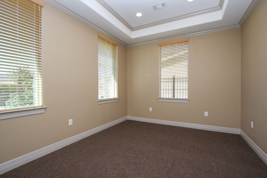 More Photos Of 17347 Village Green Dr, Houston Medical For Lease