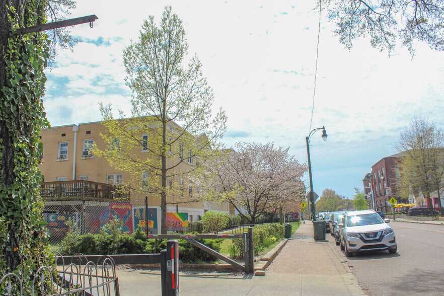 More Photos Of 1000 S Cooper St, Memphis Freestanding For Sale